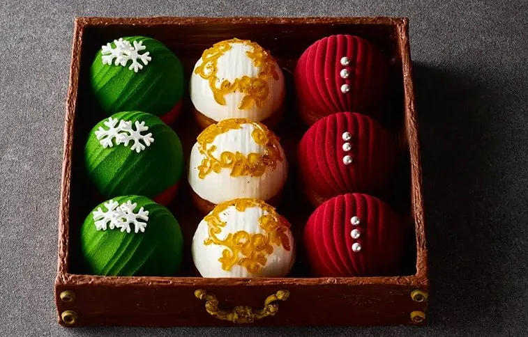 「パレスホテル東京」の2026年クリスマスケーキ　3種のムースタルト「デコラシオン ド ノエル」が聖夜の食卓を彩る
