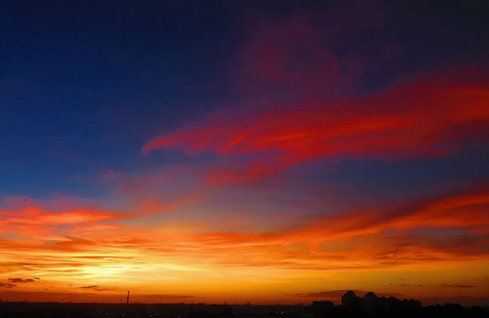 見とれるほど美しい、ピンク色に染まる空。その仕組みと出合いやすい時間