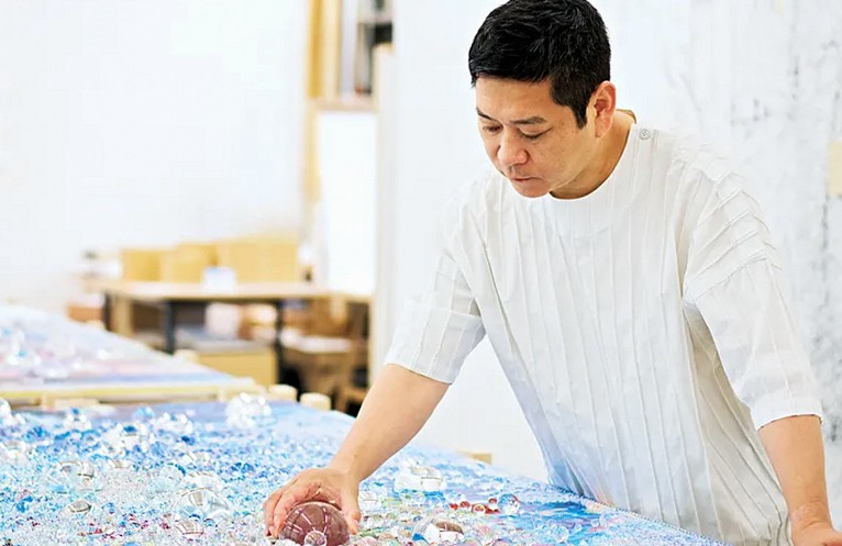 世界が認めたアーティスト探訪【名和晃平】 革新的な発想と絶え間ない実験で社会を表象する